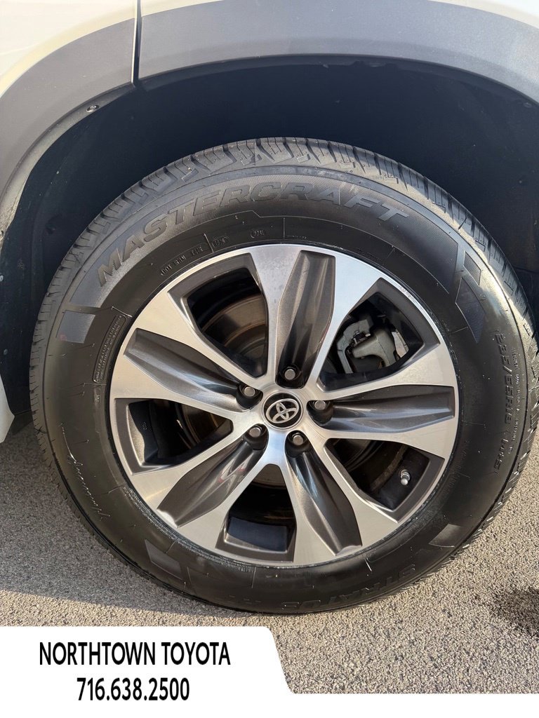 Used 2021 Toyota Highlander XLE FWD image 11