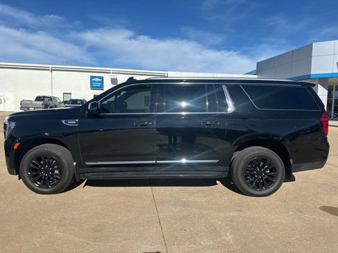 Used 2023 GMC Yukon XL SLT w/ SLT Premium Package image 2