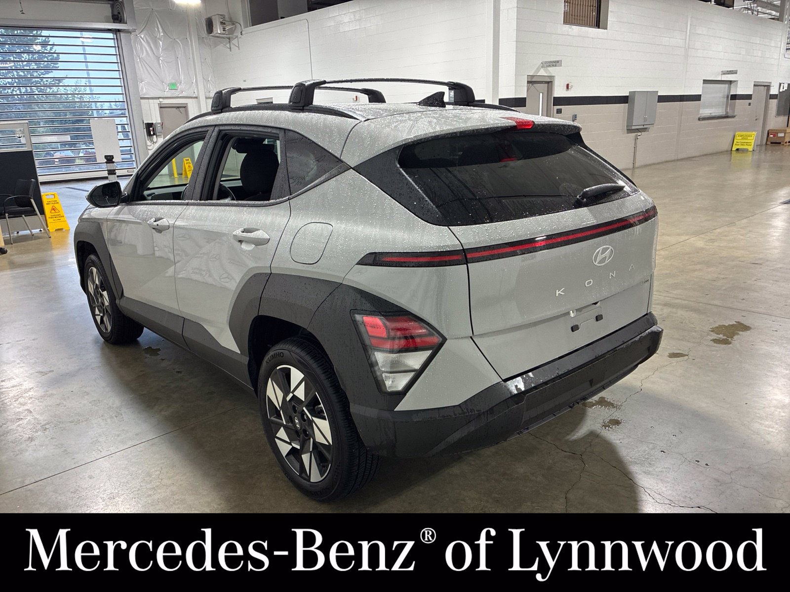 Used 2024 Hyundai Kona SEL AWD/4WD image 3