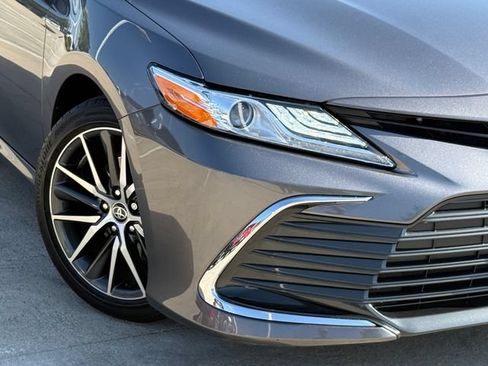Used 2021 Toyota Camry XLE FWD image 3