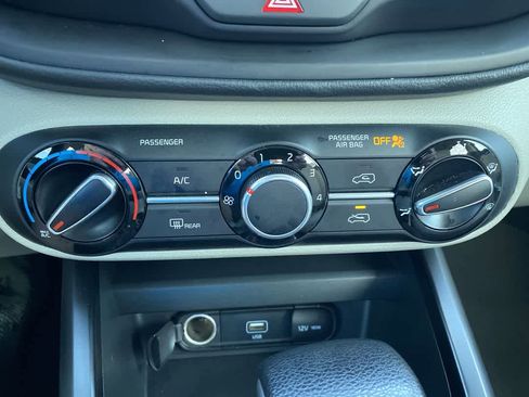 Used 2022 Kia Soul LX image 18