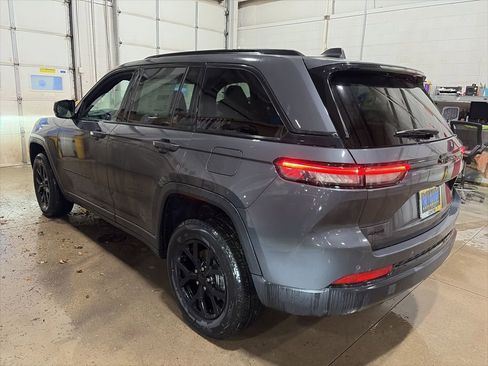 Certified 2024 Jeep Grand Cherokee Altitude image 4