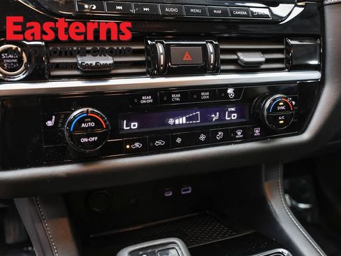 Used 2023 Nissan Pathfinder SL AWD/4WD image 18