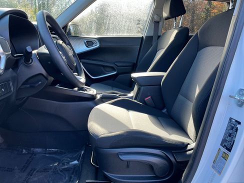 Used 2025 Kia Soul LX w/ LX Technology Package image 24