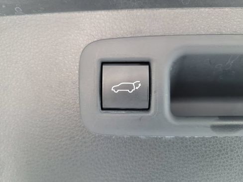 Used 2023 Toyota Highlander XLE FWD image 13