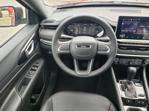 Used 2025 Jeep Compass Trailhawk AWD/4WD image 17