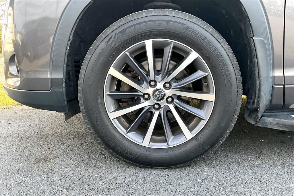 Used 2017 Toyota Highlander XLE w/ Carpet Mat Package AWD/4WD image 2