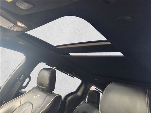 Used 2025 Chrysler Pacifica Limited FWD image 16