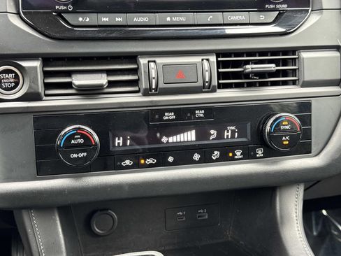 Used 2024 Nissan Pathfinder S image 11