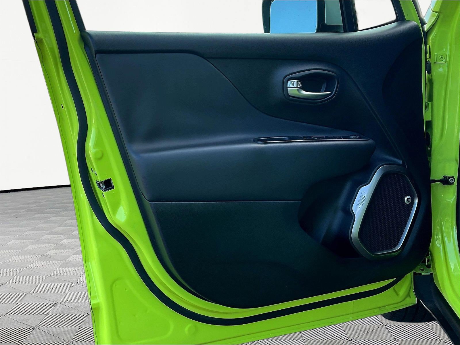 Used 2018 Jeep Renegade Limited FWD image 20