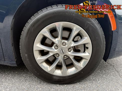 Used 2023 Chrysler Pacifica Touring-L AWD/4WD image 10