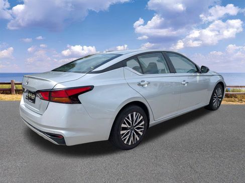 Used 2025 Nissan Altima 2.5 SV FWD image 8