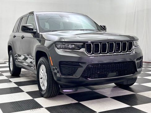 Used 2024 Jeep Grand Cherokee Laredo image 2