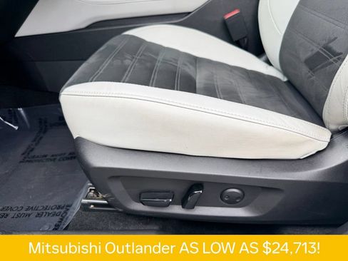 Used 2025 Mitsubishi Outlander SE AWD/4WD image 14