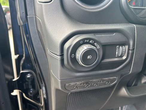 Used 2025 Jeep Wrangler Unlimited Sahara AWD/4WD image 34