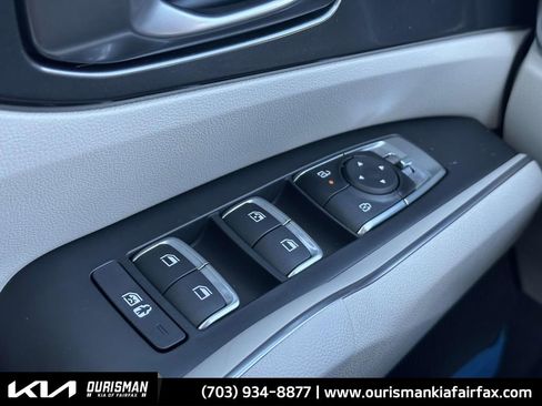 Certified 2025 Kia Sorento S w/ Panoramic Sunroof Package image 11