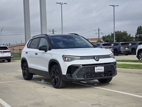 New 2026 Volkswagen Taos SE FWD image 2