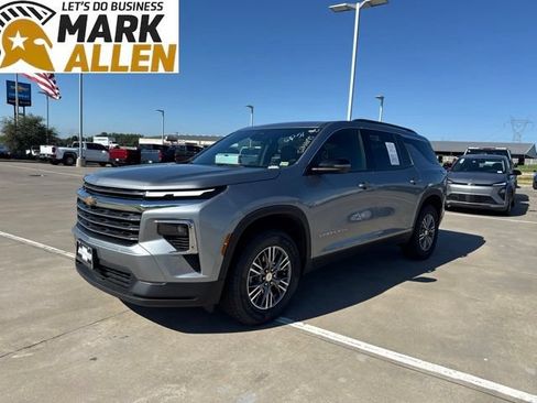 Used 2025 Chevrolet Traverse LT AWD/4WD image 2