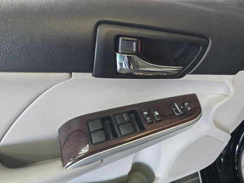 Used 2012 Toyota Camry XLE w/ Leather Pkg image 17