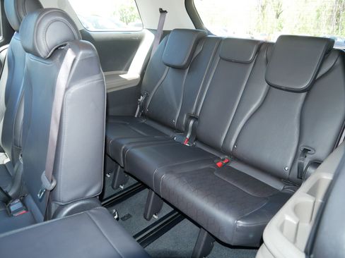 Used 2025 Kia Carnival FWD image 37
