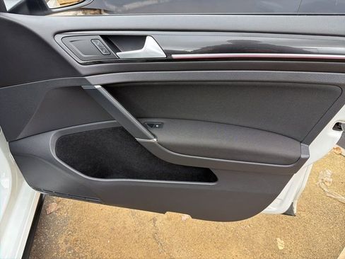 Used 2017 Volkswagen Golf S image 24