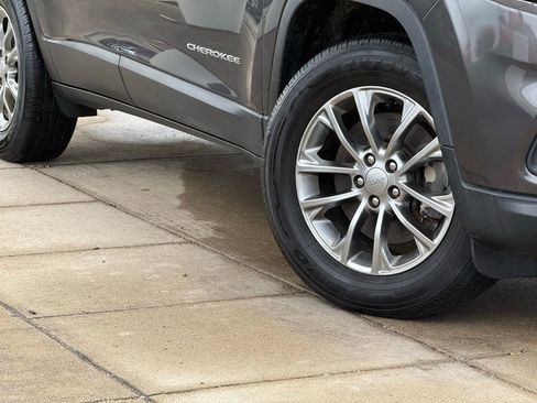 Used 2019 Jeep Cherokee Latitude Plus w/ Cold Weather Group AWD/4WD image 10