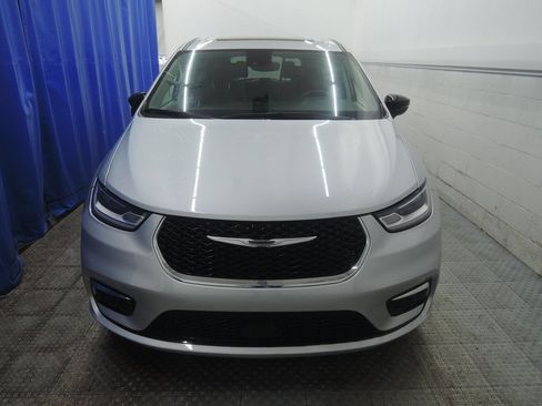 Used 2024 Chrysler Pacifica Limited FWD image 11