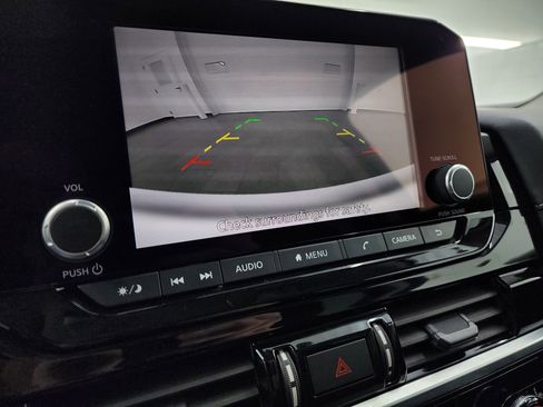 Used 2025 Nissan Pathfinder SV image 16