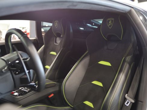 Used 2021 Lamborghini Huracan EVO AWD/4WD image 17