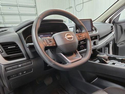 Used 2025 Nissan Rogue SV FWD image 18
