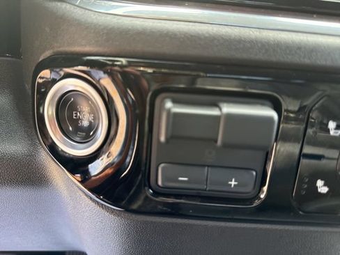 Used 2025 GMC Sierra 1500 SLT AWD/4WD image 23
