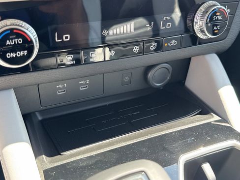 New 2025 Mitsubishi Outlander SE image 24