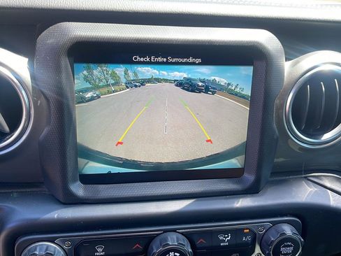 Used 2020 Jeep Wrangler Unlimited Sahara image 18