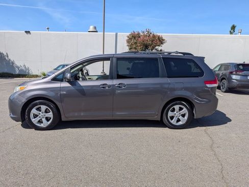 Used 2012 Toyota Sienna LE FWD image 9