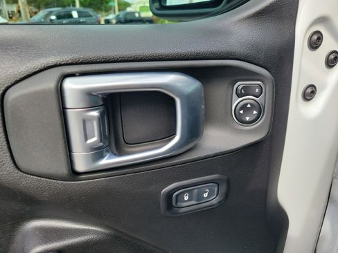 Used 2023 Jeep Gladiator Willys AWD/4WD image 16