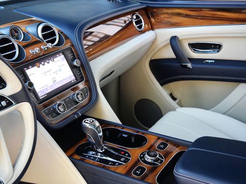 Used 2019 Bentley Bentayga AWD/4WD image 14
