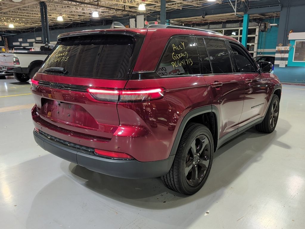 Used 2023 Jeep Grand Cherokee Altitude AWD/4WD image 8
