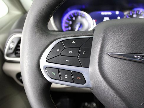 Used 2024 Chrysler Pacifica Touring-L image 23