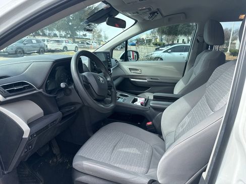 Used 2022 Toyota Sienna LE image 7