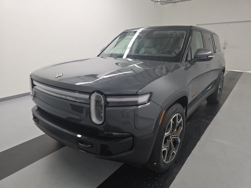 Used 2025 Rivian R1S Premium AWD/4WD image 1