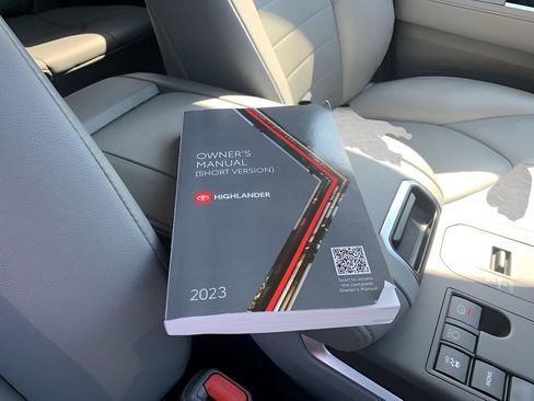 Used 2023 Toyota Highlander XLE image 34