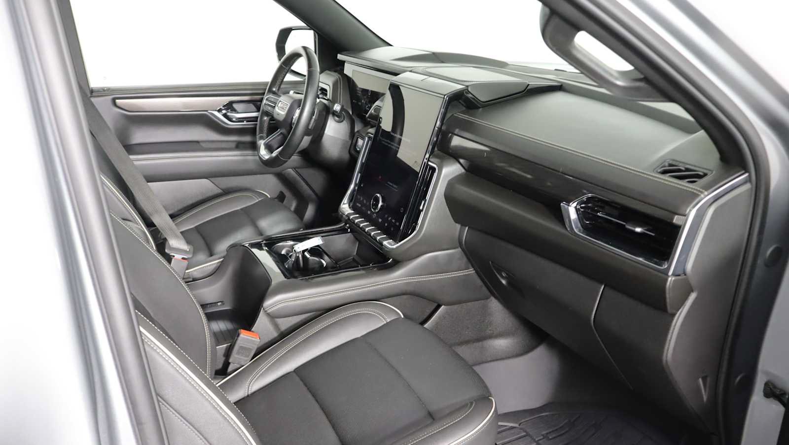 Used 2025 GMC Yukon Elevation w/ Elevation Premium Package AWD/4WD image 9