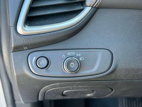 Used 2022 Chevrolet Trax LT w/ LT Convenience Package image 19