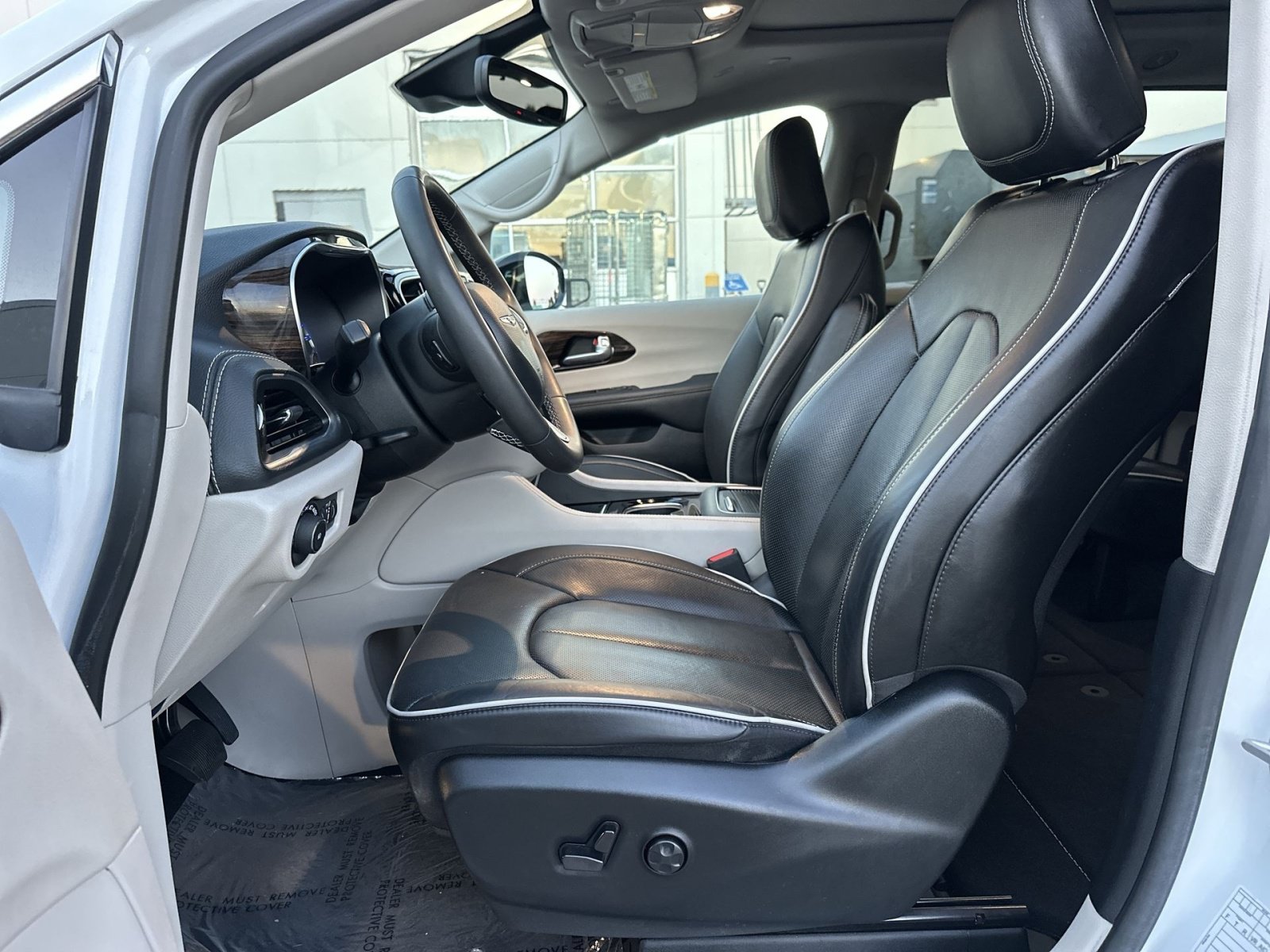 Used 2024 Chrysler Pacifica Limited FWD image 14