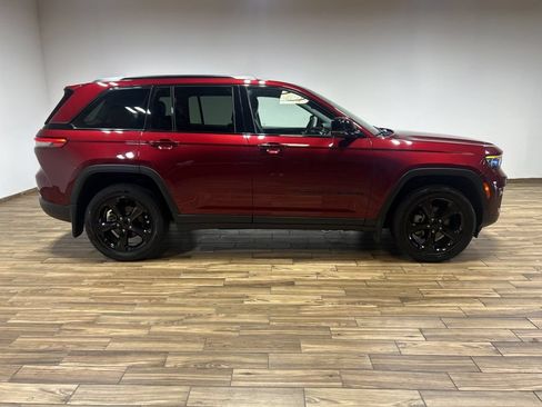 Used 2023 Jeep Grand Cherokee Limited w/ Black Appearance Package AWD/4WD image 27