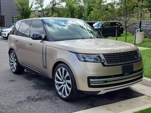 Used 2025 Land Rover Range Rover SE image 10