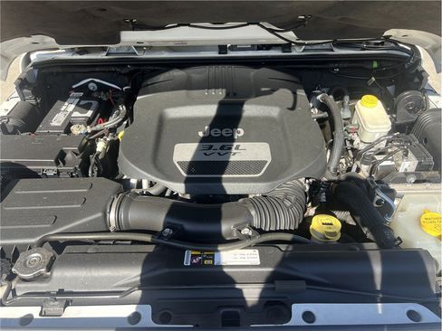 Used 2013 Jeep Wrangler Unlimited Rubicon AWD/4WD image 26