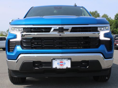 Used 2023 Chevrolet Silverado 1500 LT w/ Z71 Off-Road Package AWD/4WD image 3