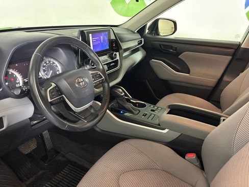 Used 2023 Toyota Highlander LE AWD/4WD image 19