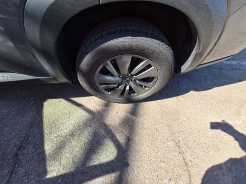 Used 2025 Nissan Pathfinder SV image 10